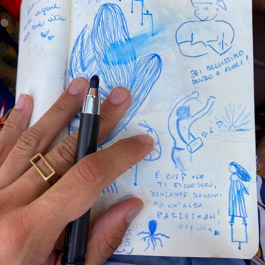 Scrivere e disegnare per rallentare: un antidoto alla vita digitale