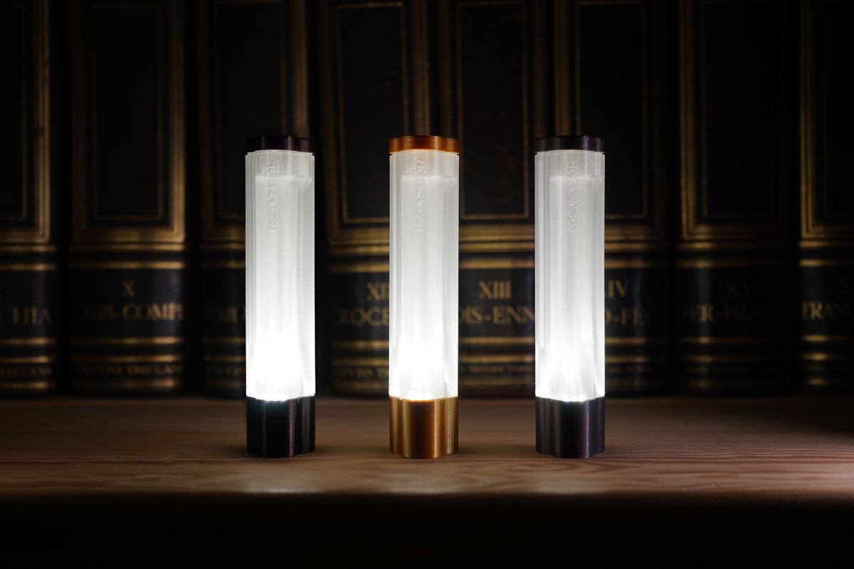 BILLA - Luce portatile, ricaricabile e magnetica davanti a libreria | EGOUNDESIGN