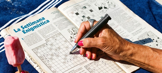 Scrivere a mano in estate: il ritorno lento di taccuini, parole crociate e strumenti analogici per rallentare