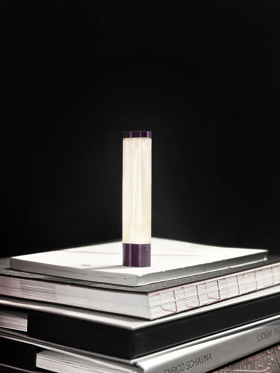 BILLA - Luce portatile, ricaricabile e magnetica sopra a libri | EGOUNDESIGN